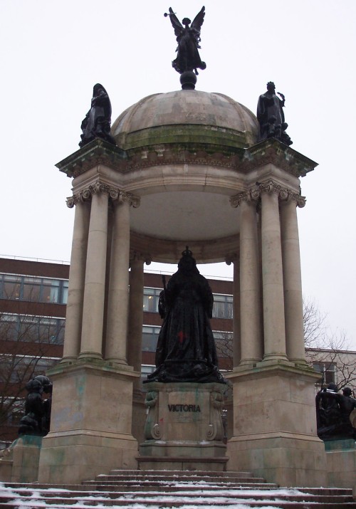 A statue of Queen Victoria complete with complimentary graffiti, Liverpool (2006)