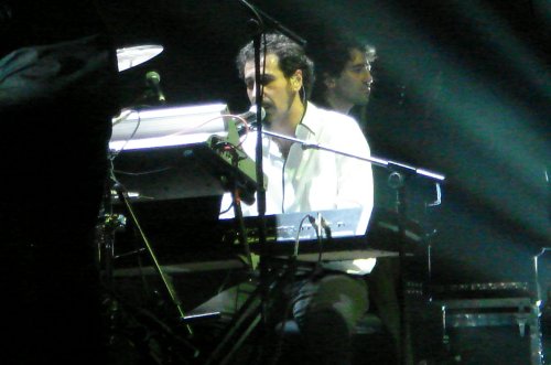 The lead signer, Serj Tankian, takes to the keyboard for a song. Nottingham (2007)