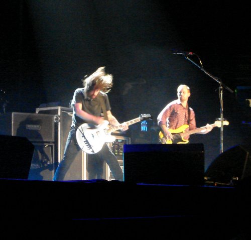 Dave Grohl and Nate Mendel playing their guitars. Nottingham (2007)
