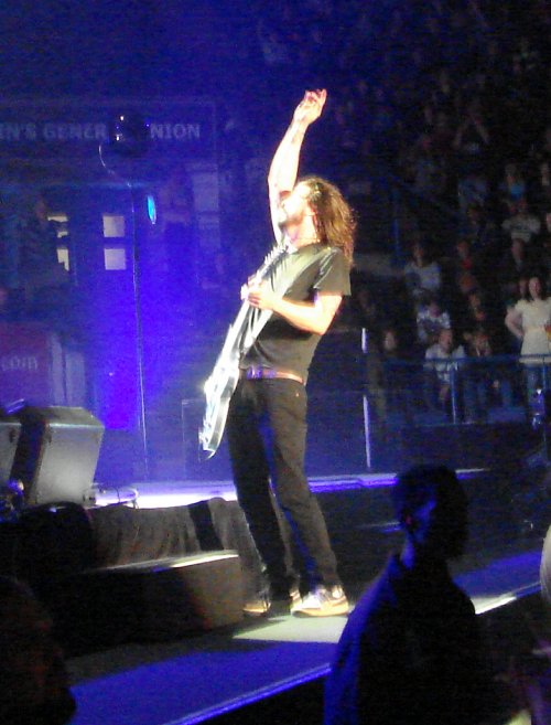 Dave Grohl conducts his band and a 1 and a 2 All things bright and beautiful... Nottingham (2007)
