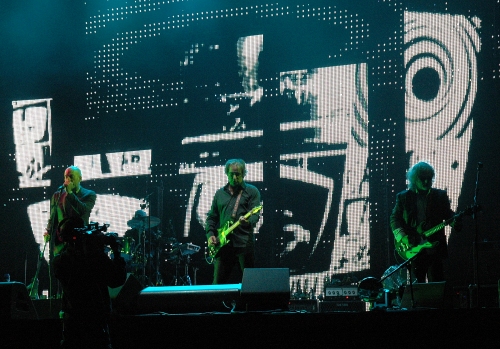 Michael Stipe, Peter Buck and a support guitarist. Manchester (2008)