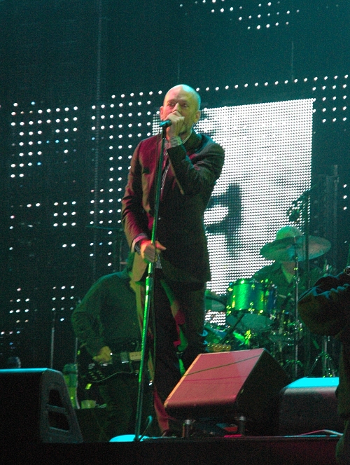 Michael Stipe sees how much of the mike he can fit into his mouth. Manchester (2008)