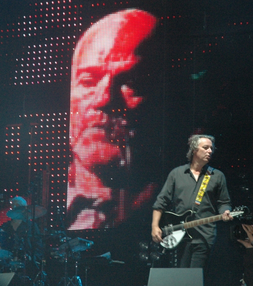 Peter Buck wonders where Michael Stipe has gone he's watching you Peter. Manchester (2008)
