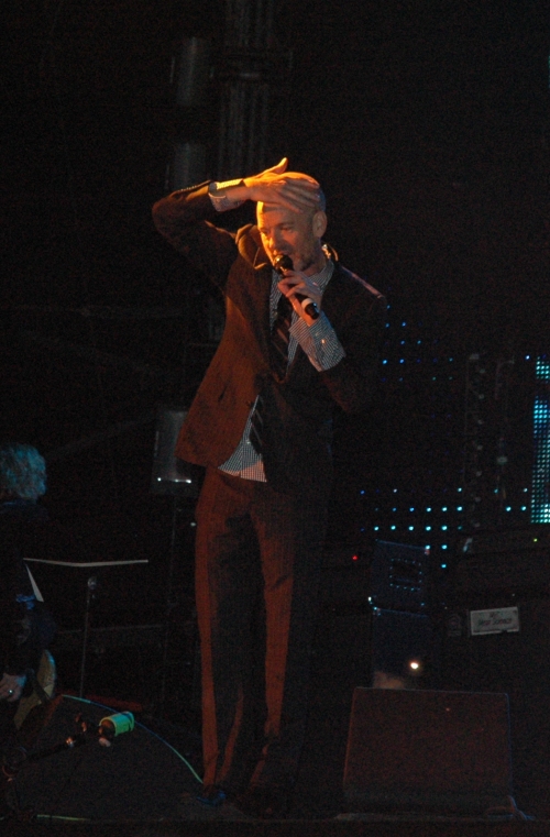'Hey, did you see who threw that bottle!?' says Michael Stipe. Manchester (2008)