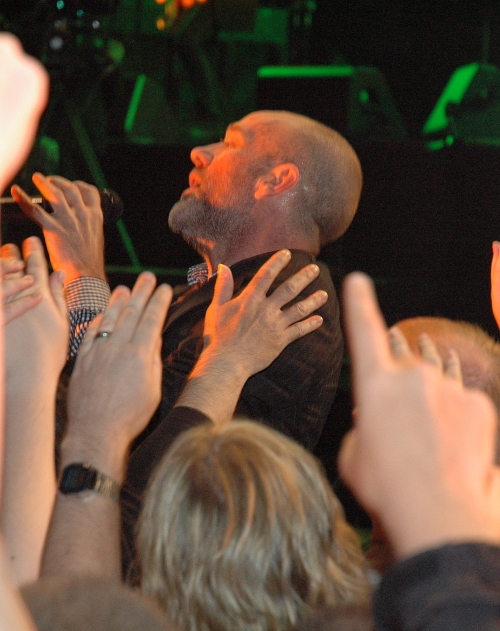 The crowd devour Michael Stipe get him! Manchester (2008)
