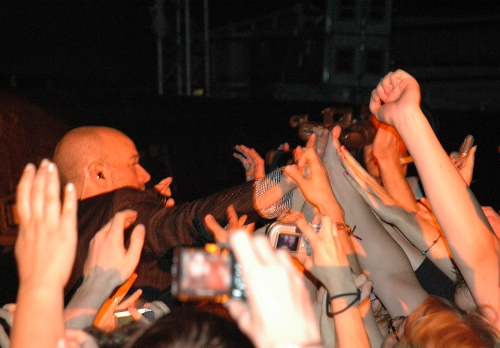 Michael Stipe gives a 'Hi-Five' to five people at once. Manchester (2008)