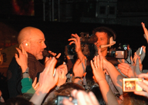 Michael Stipe starts to look a little scared. Manchester (2008)