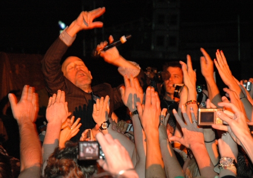 Michael Stipe preaches to the crowd the energy from the healing hands of his followers sends him flying backwards praise the lord! Manchester (2008)