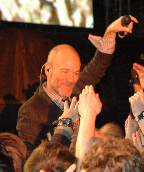 Michael Stipe holds the mike in the air to stop the crowd grabbing it no, you can't have it! Nah nah! Manchester (2008)