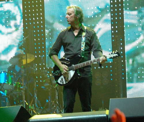 Peter Buck wonders if Michael Stipe will ever come back on stage. Manchester (2008)
