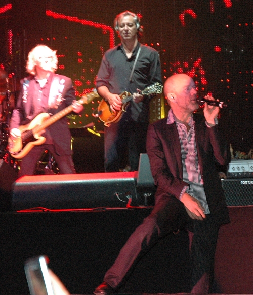 All 3 R.E.M. band members come together to play a song. Manchester (2008)