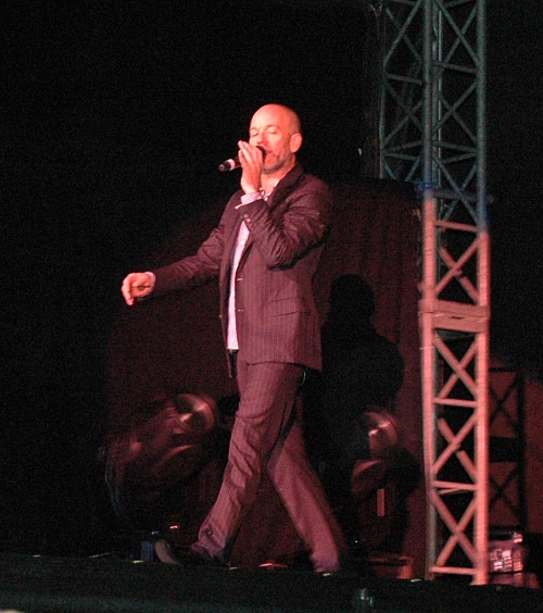 He can sing and walk at the same time can Michael Stipe. Manchester (2008)
