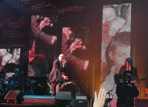 Michael Stipe lobs something into the crowd. Manchester (2008)