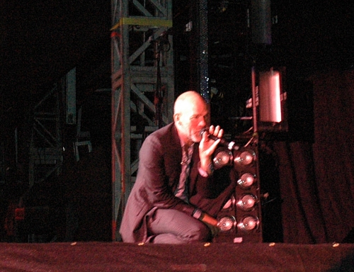 Michael Stipe crouches down to sing a few of the lyrics. Manchester (2008)
