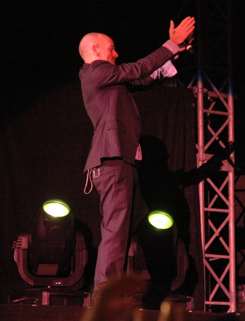 What's that on Michael Stipe's hand? A mole or a tattoo? Manchester (2008)