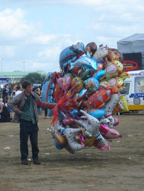 An enthusiastic balloon salesman, Reading (2006)
