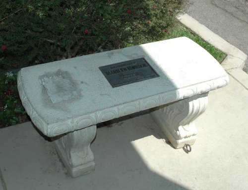 A memorial bench for Marilyn Monroe. Los Angeles (2007)