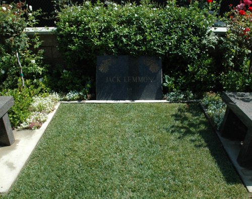 Jack Lemmon's burial plot, his comedy partner Walter Mattau is buried close by also. Los Angeles (2007)