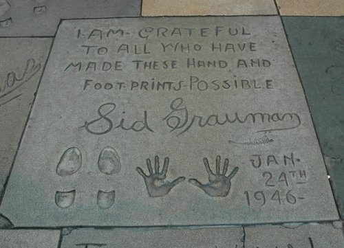 Sid, once owner of Mann's Chinese Theatre, leaves a thank you message to all the movie stars who have made his theatre famous. Los Angeles (2007)
