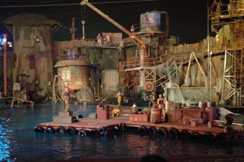 Some bit-part actors from various TV shows played the characters for the Waterworld show. Los Angeles (2007)